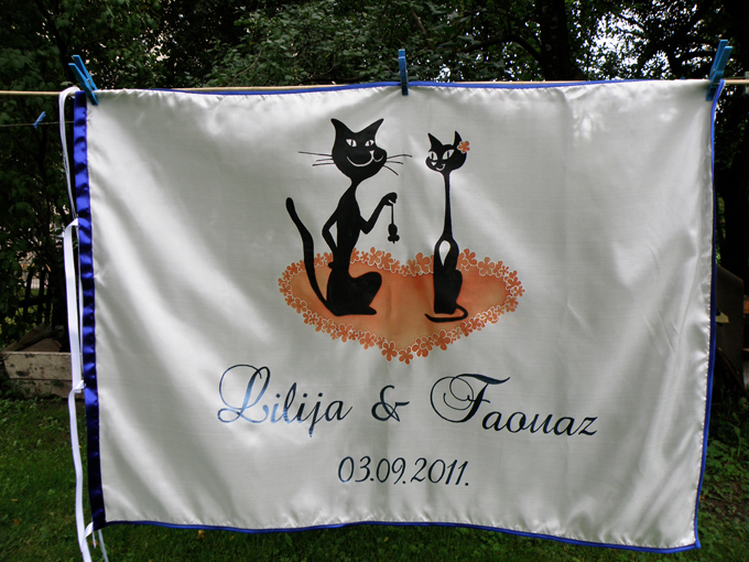 Mastā velkams kāzu karogs Melnie kaķi